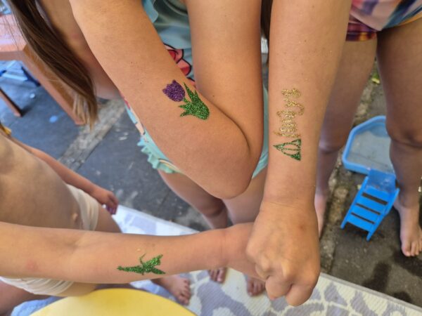 Glittertattoos op een kinderfeestje