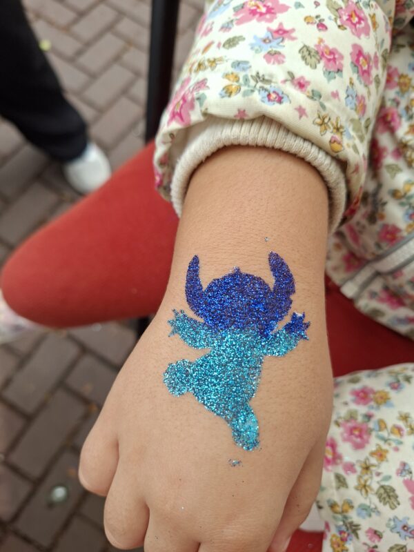 Glittertattoos op een kinderfeestje - Afbeelding 2